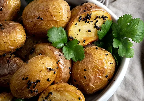 طرز تهیه سیب زمینی تنوری با سیاه دانه